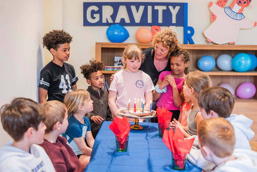 Groupe d’enfants réunis pour une fête d’anniversaire