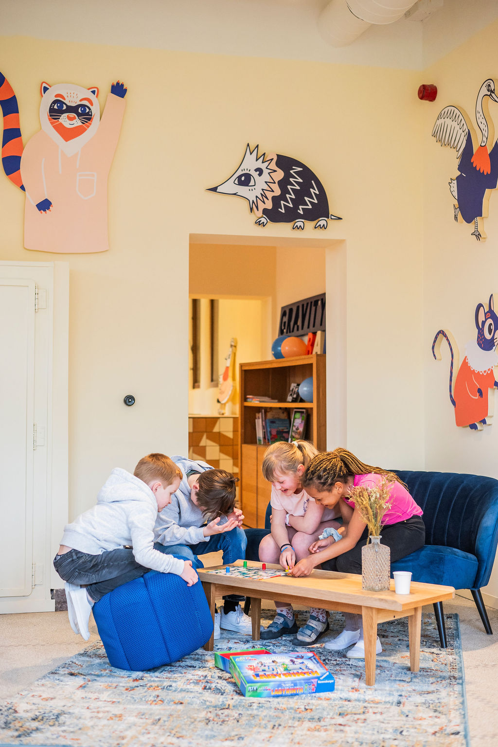 Enfants jouant ensemble à un jeu de société