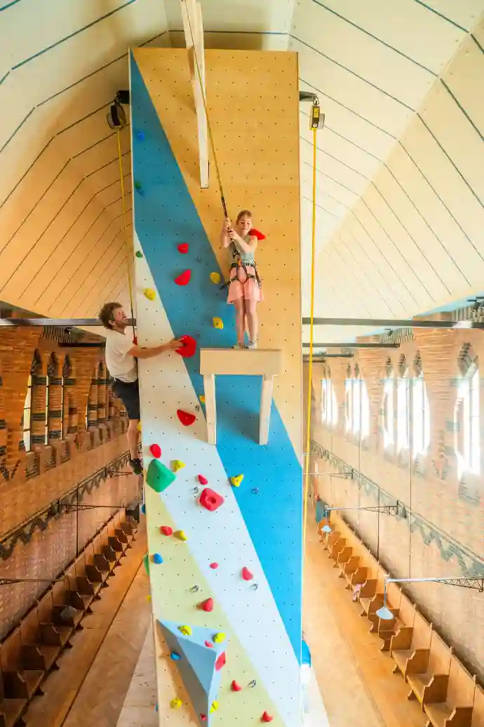 Mur d’escalade intérieur avec différentes voies et prises colorées